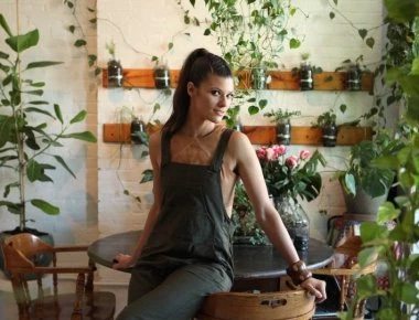 Εντυπωσιακό: Μοντέλο στη Νέα Υόρκη ζει σε διαμέρισμα με 500 φυτά από 150 διαφορετικά είδη! (φωτό, βίντεο)